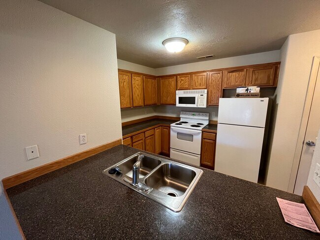 Building Photo - Upstairs 1-bedroom, 1-bath Apartment in an...