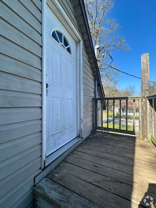 Building Photo - 309 Laura St