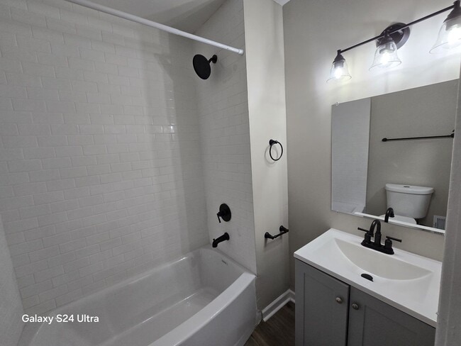 Building Photo - Beautifully Renovated 3-Bedroom Home – We ...