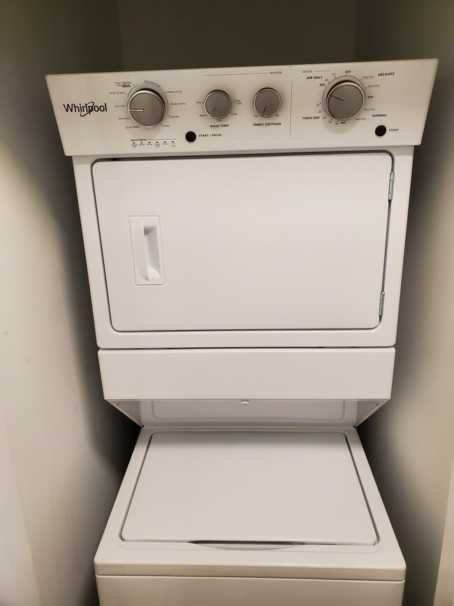 In-Built Washer Dryer - 2657 W Luther St