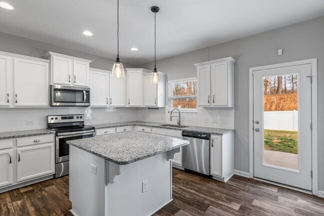 Building Photo - Newer Home in Reedy Fork, SS Appliance, Granite Counter-tops, Island, Office, Den, FP, Loft, Gara...