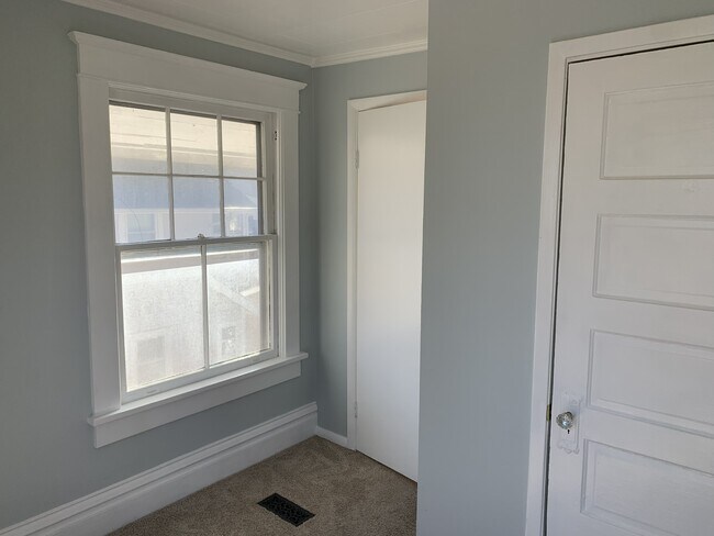 Building Photo - 628 37th St