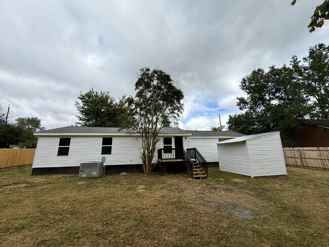 Building Photo - 1227 Old Hwy 109 N