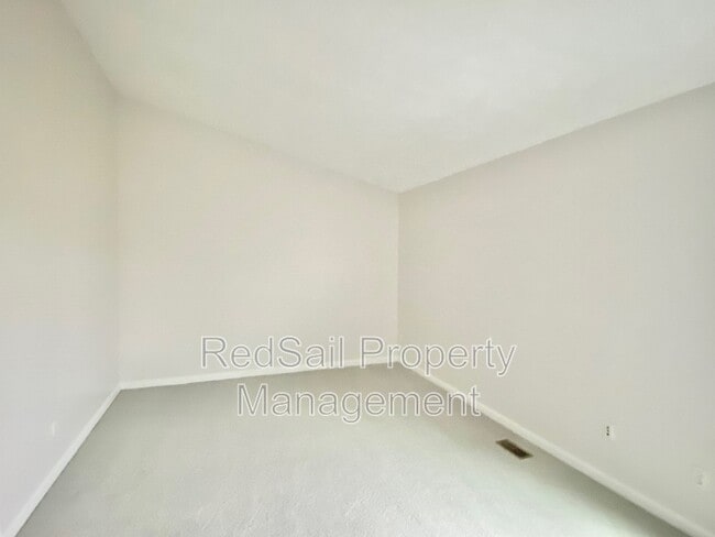 Building Photo - 8 Terri Sue Ct