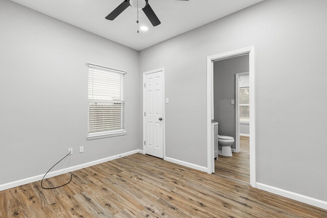 Building Photo - 221 N Bermuda St