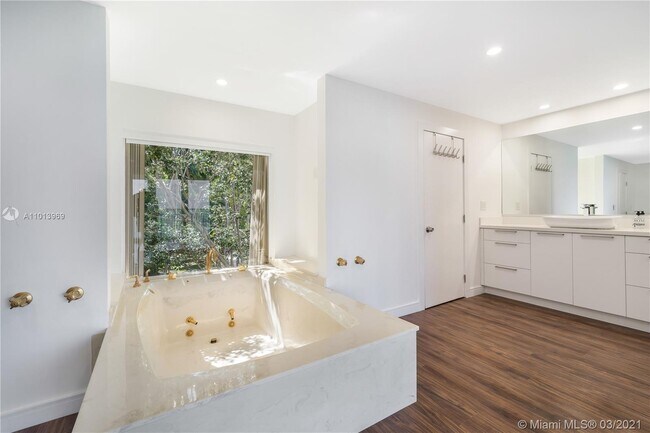 Building Photo - 1413 N Venetian Way