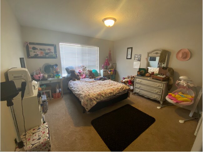 Building Photo - Beautiful 3-Bedroom Townhome in a Prime Location