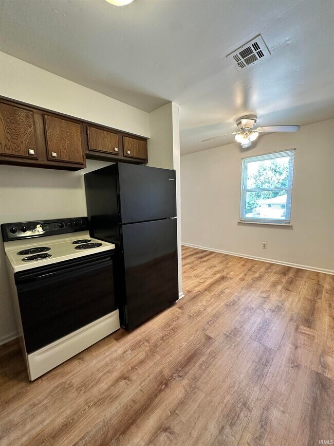 Building Photo - 613 Cypress St