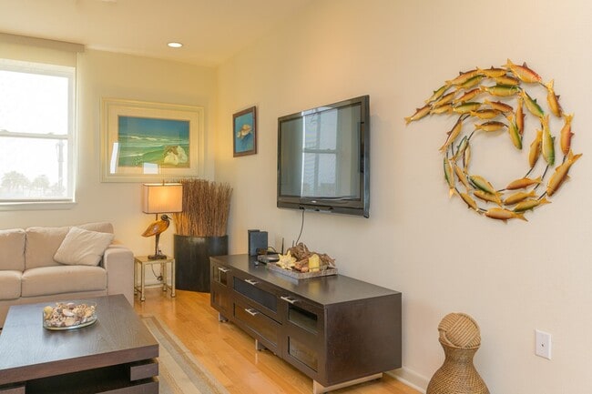 Building Photo - 100 Harbor St