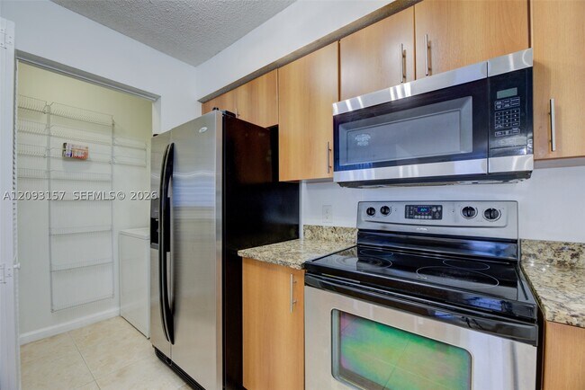 Building Photo - 1020 Crystal C