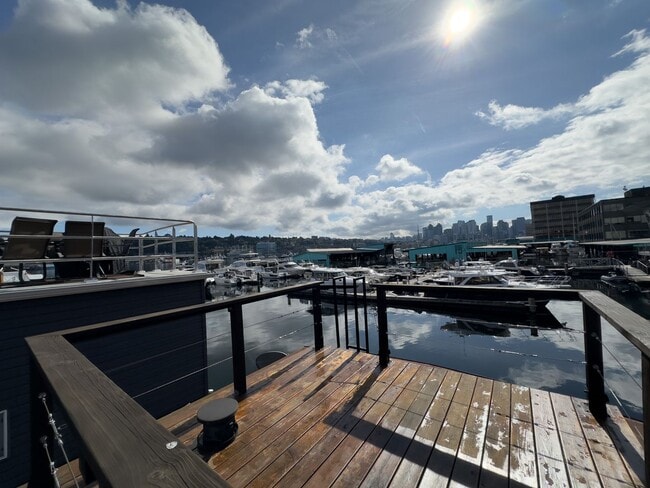 Building Photo - Floating Home on Lake Union – 1 Bed / 1 Ba...