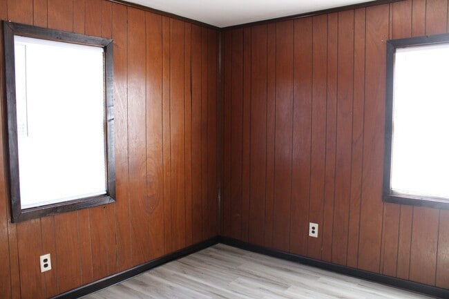 Building Photo - 204 Park Ave W