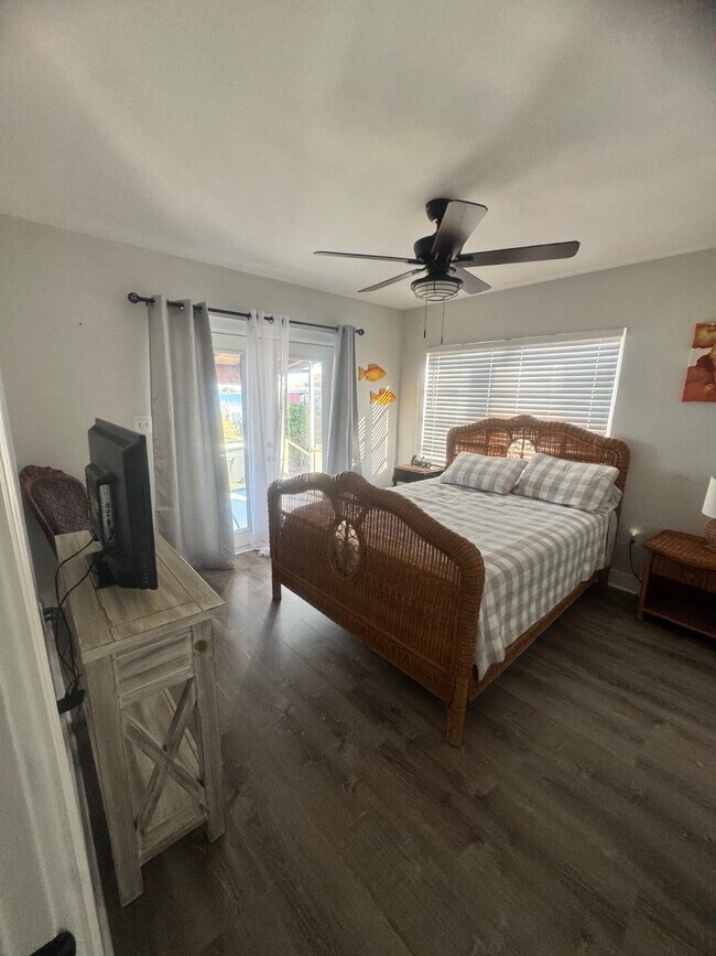 Building Photo - 734 Memorial Dr