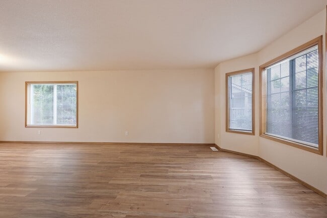 Building Photo - Move in ready now! 4 bedrooms in Lacey - North Thurston School district.