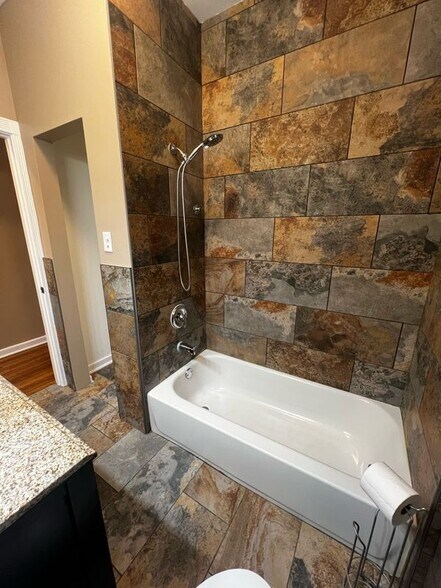 Building Photo - 735 N Hamlin Ave