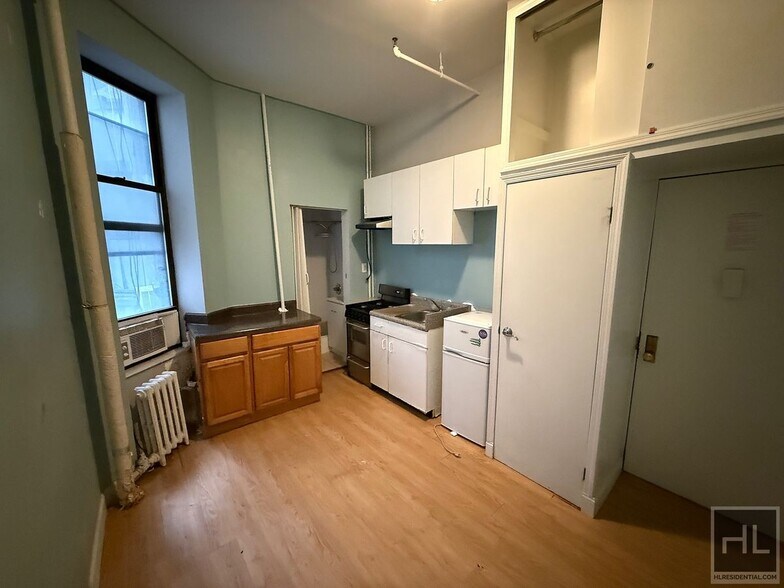 Primary Photo - West 51st Street
