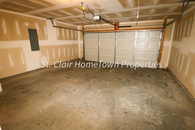 Building Photo - Spacious 4 Bedroom Home in Fox Hollow