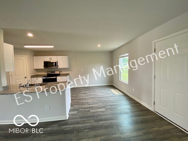 Building Photo - 2913 W Kings Cyn Dr