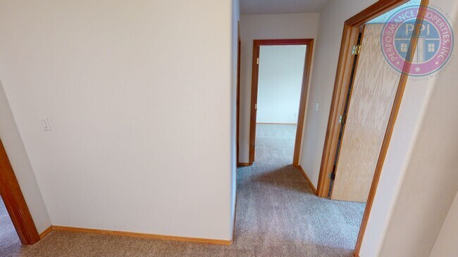 Building Photo - Beautiful Village Townhome!! Double Garage- Great Sunnyside Location!! Pet Friendly Princeton Vil...