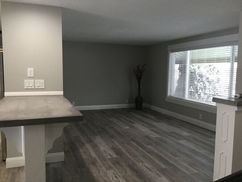 Building Photo - 2194-4300 4300 S St