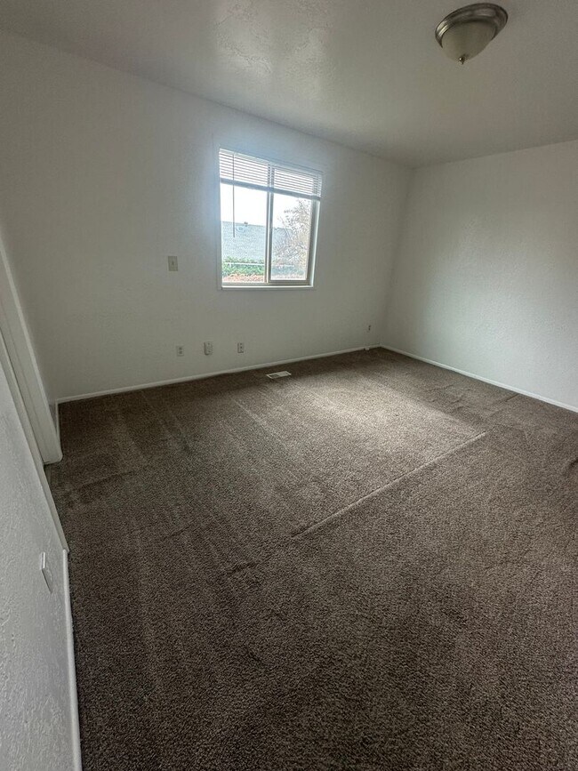 Building Photo - Beautiful 4-Bedroom, 2-Bath Home with Classic Layout and Large Yard