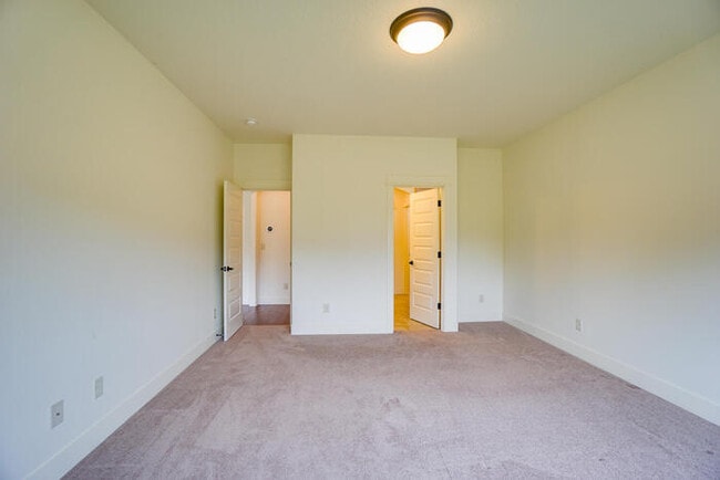 Building Photo - NEWER THREE BEDROOM IN CUL-DE-SAC