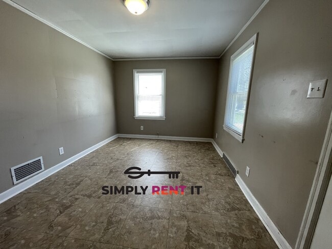 Building Photo - 2 Bedroom Near Campus Available Now!