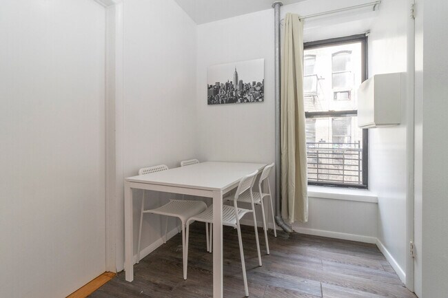 Building Photo - 1819d 2nd Ave