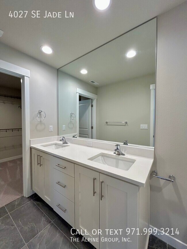 Building Photo - 4027 SE Jade Ln