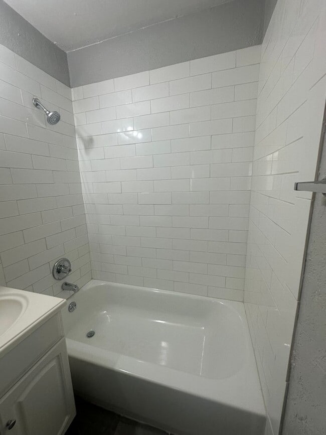 Building Photo - 2 Bed, 1 Bath, 1 Car Garage