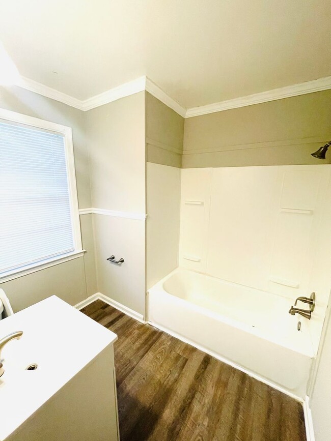 Building Photo - ** 4 Bed 2.5 Bath located in Mcgehee Allen...