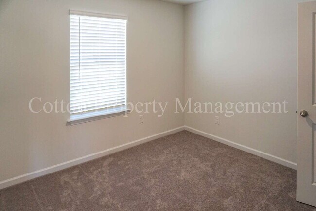 Building Photo - 602 Draymore Dr NE