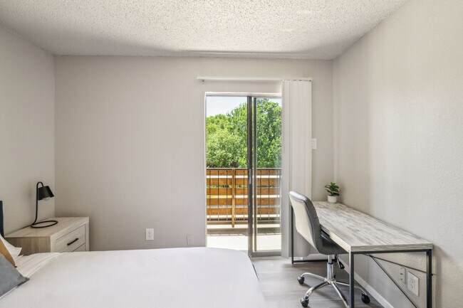 Building Photo - 2525 Thomason Cir