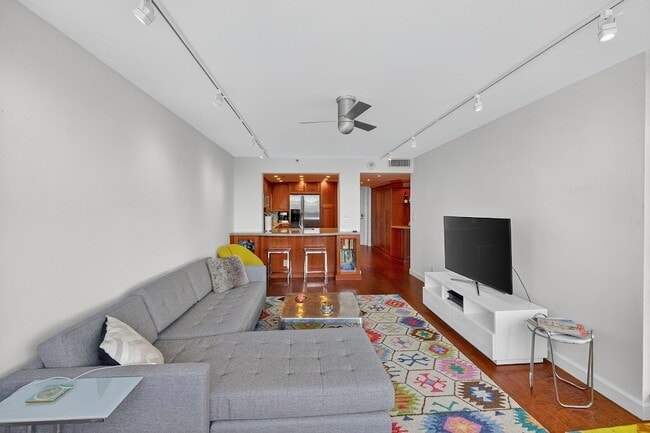 Building Photo - 2555 Collins Ave