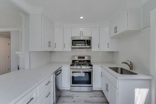 Building Photo - Remodeled 1 bedroom/1 bath apartment with ...