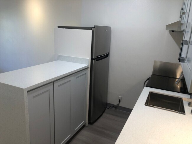 Building Photo - Remodeled top floor rent controlled apartm...