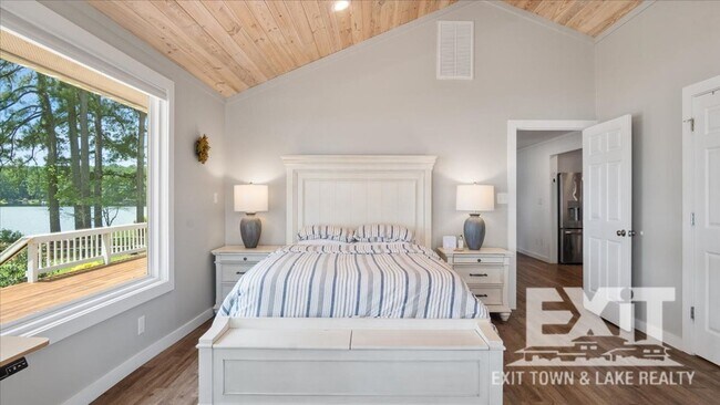 Building Photo - Gorgeous Waterfront Property with 4 Bedroo...