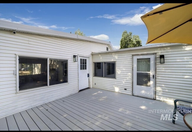 Building Photo - 337 2nd Ave W