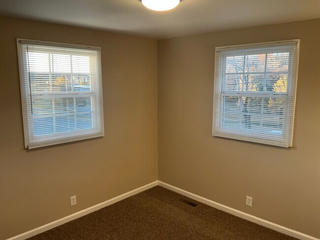 Building Photo - 220 Crossland Ave