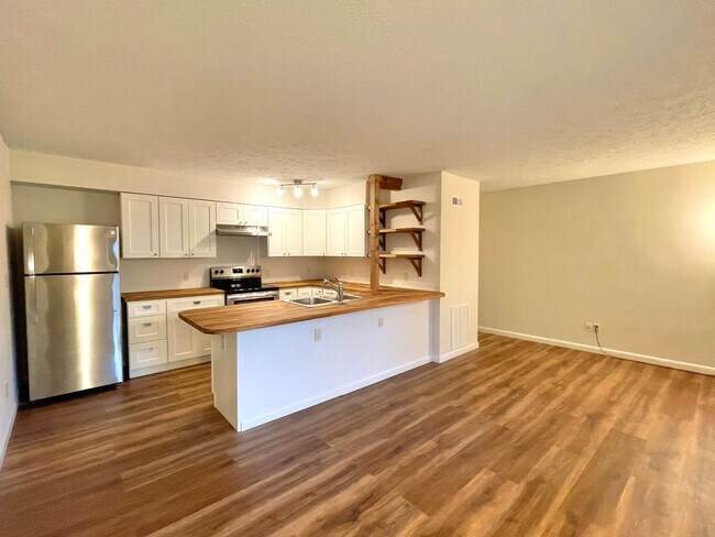 Building Photo - Freshly Renovated 1 bedroom convenient to ...