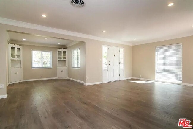 Building Photo - 539 S Parish Pl
