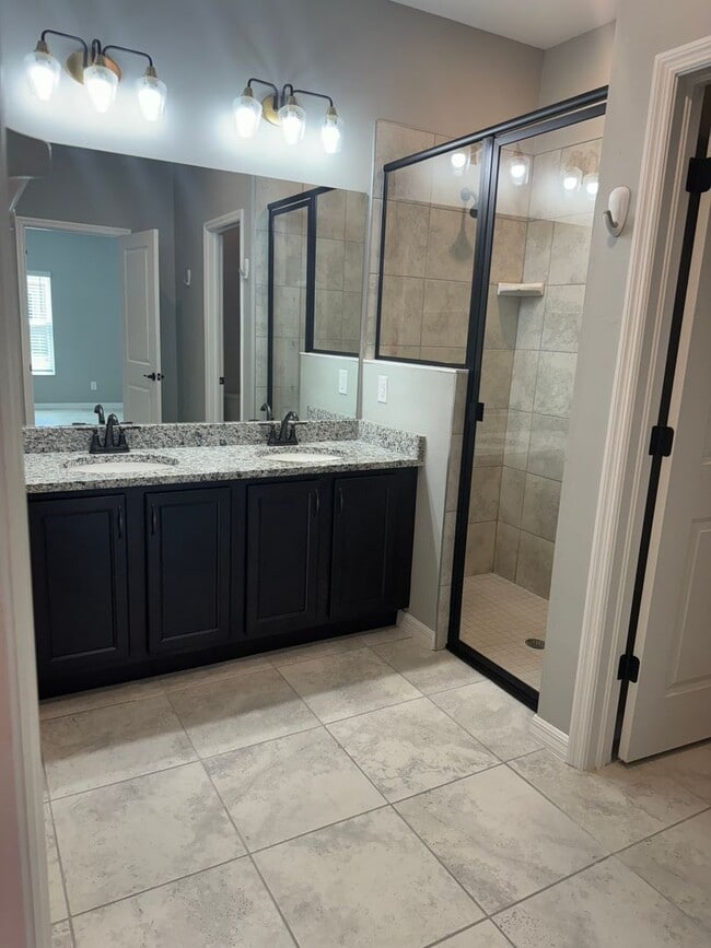 Building Photo - 3 Bed + Den with 2 Baths & 2 Car Garage