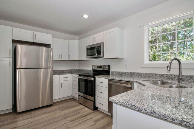 Building Photo - Lux Three Bedroom Townhouse in Sherrills Ford