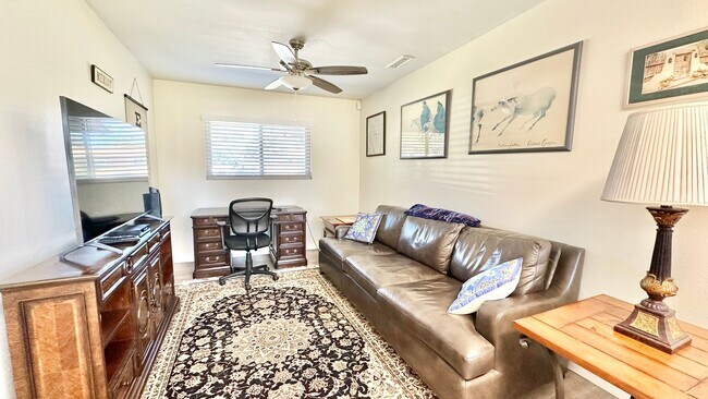 Building Photo - Beautifully Appointed & Fully Furnished, S...