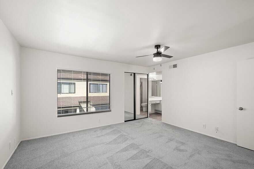 Building Photo - 3216 Caminito Eastbluff