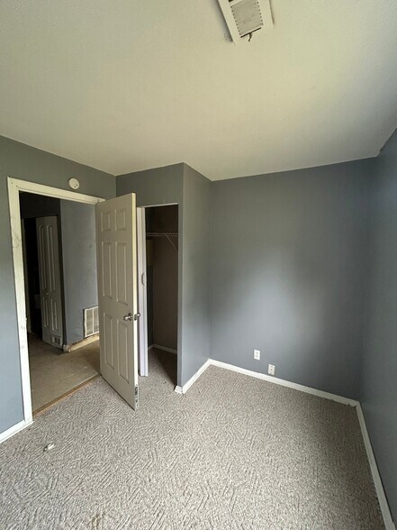 Building Photo - 523 St Paul Dr