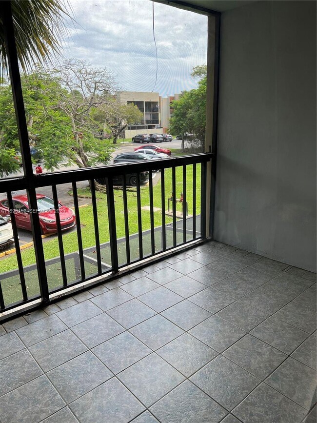 Building Photo - 10855 SW 112th Ave