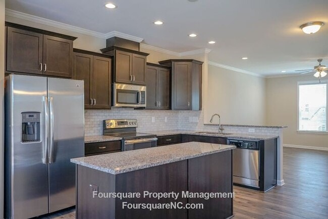 Building Photo - Townhome | First Floor Bonus Room | Single...