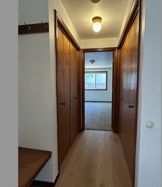 Building Photo - 1033 E Chateau Dr