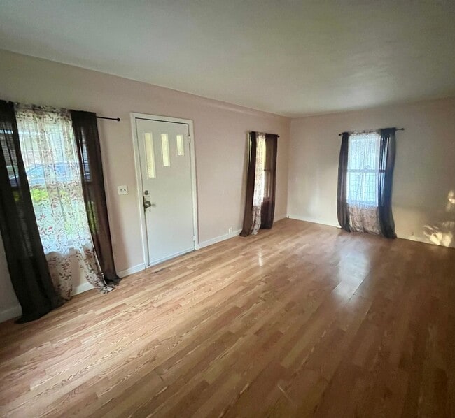 Building Photo - Three bedroom house in Alton